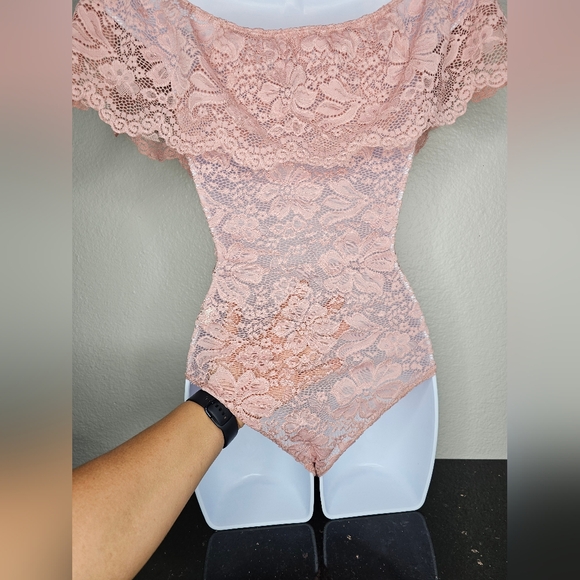 A'GACI Off the shoulder All Over Lace Pink Bodysuit. Size Small - Picture 6 of 14